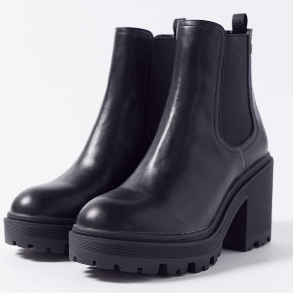 Urban Outfitters Chelsea Lug Sole Vegan Leather Boot (Fits like a 6) - Picture 1 of 6